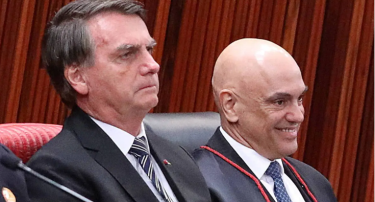 Bolsonaro e Alexandre de Moraes durante evento no TSE, em 2022